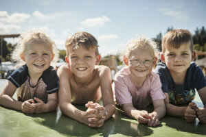 Des enfants avec des sourires sur leurs visages